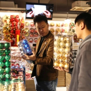 圣诞节来临，中国外贸工厂终于迎来疫情之下的一波订单小高峰 ... ... ...